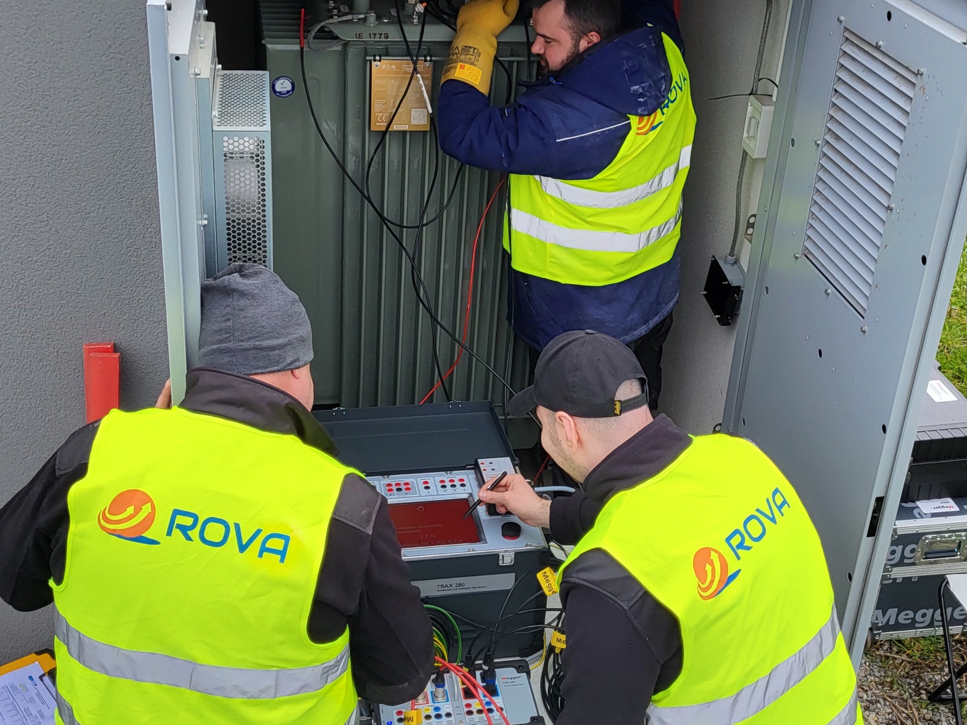 Technicy ROVA podczas prac serwisowych przy urządzeniu elektroenergetycznym