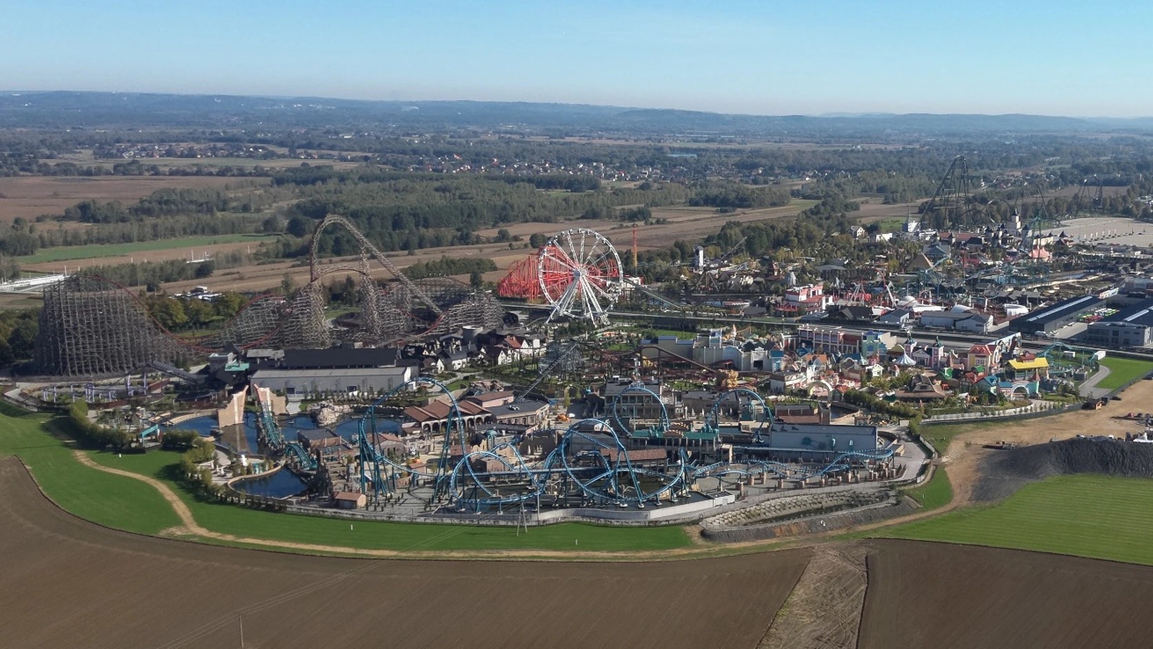 Widok z drona na park rozrywki Energylandia