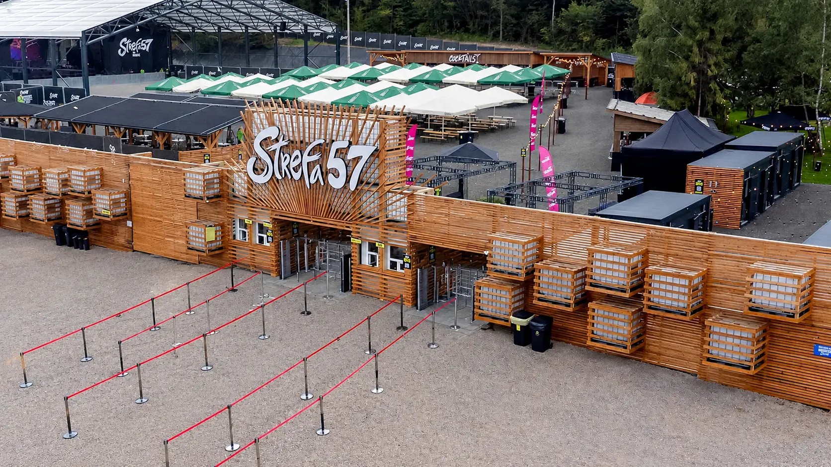 Strefa 57 - widok z góry na wejście i teren obiektu ze sceną
