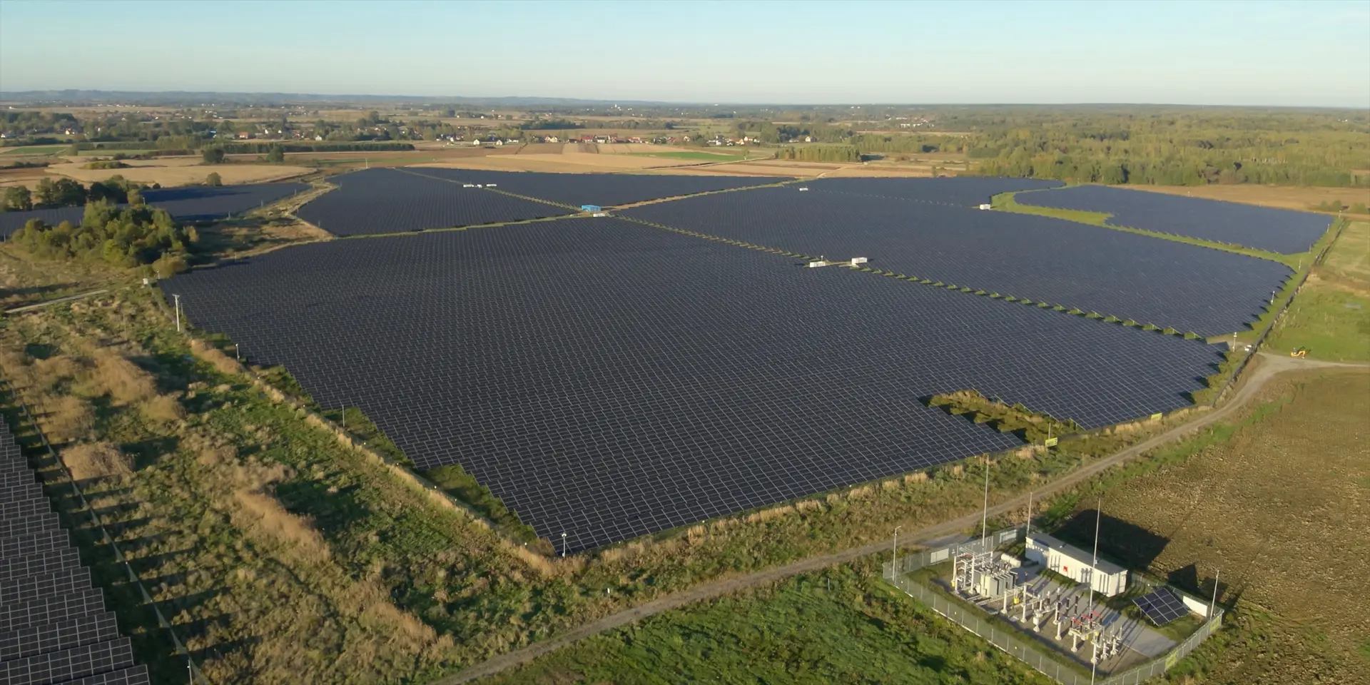 Farma fotowoltaiczna - panoramiczny widok z drona
