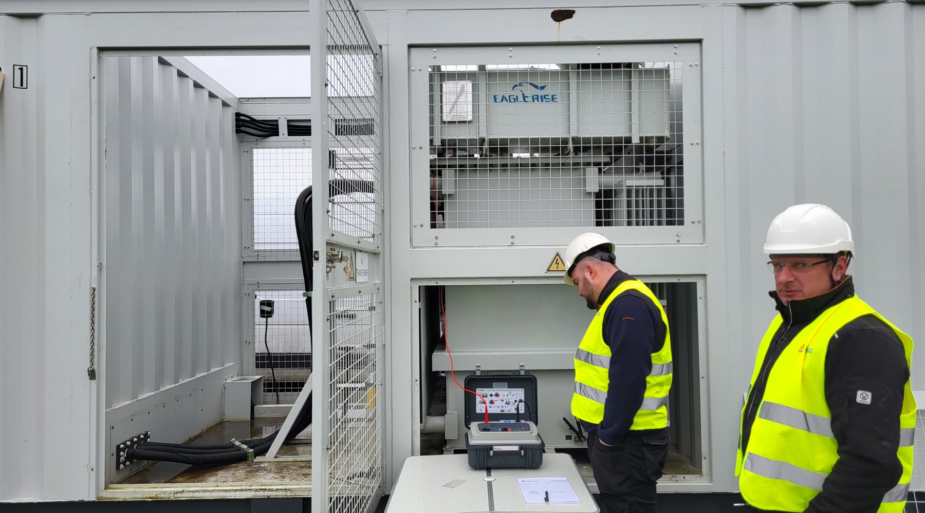 Technicy ROVA podczas pomiarów infrastruktury elektroenergetycznej